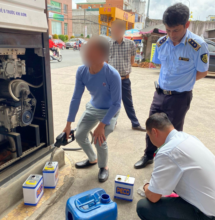 Lực lượng chức năng lấy mẫu kiểm tra chất lượng