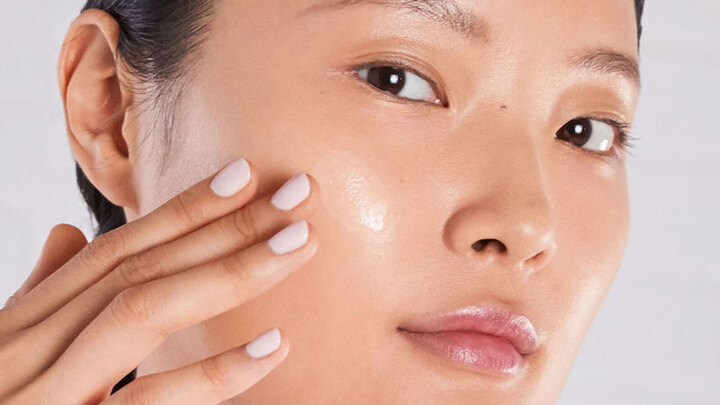 Đổ dầu thường xuyên sẽ khiến da mặt luôn trong tình trạng bị bóng dầu, gây mất thẩm mỹ, tạo cảm giác tự ti, không thoải mái.
