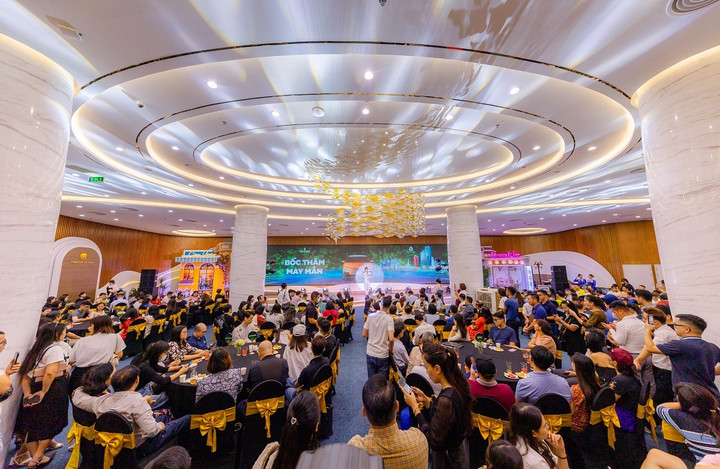 Khán phòng tại Vincom Megamall Ocean Park chật kín hàng trăm khách hàng hào hứng tham dự sự kiện bốc thăm.