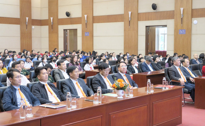 Các đại biểu tham dự chương trình.