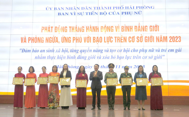 Các tập thể, cá nhân được khen thưởng tại Hội nghị.