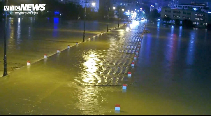 Nước sông Hương dâng cao tràn lên khu vực Đập Đá khiến các phương tiện không thể di chuyển từ đường Lê Lợi sang Nguyễn Sinh Cung mà phải đi vòng theo đường khác.