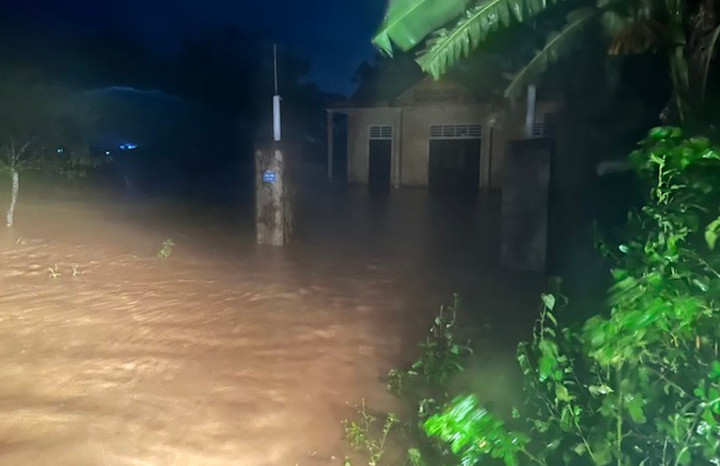 Mưa lớn vào đêm 13/10 khiến nước tràn vào nhiều hộ dân ở huyện Cam Lộ và đến sáng 14/10 mưa giảm và nước rút. (Ảnh: HD)