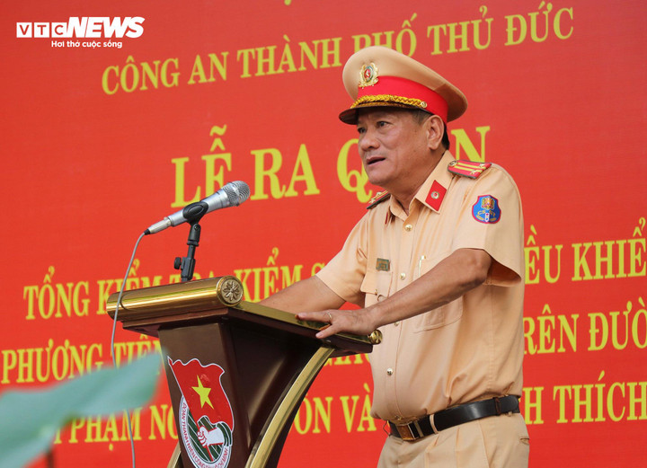 Trung tá Nguyễn Văn Hoàng, Đội trưởng Đội CSGT trật tự Công an TP Thủ Đức phát biểu tại lễ ra quân. (Ảnh: Nguyên Linh)