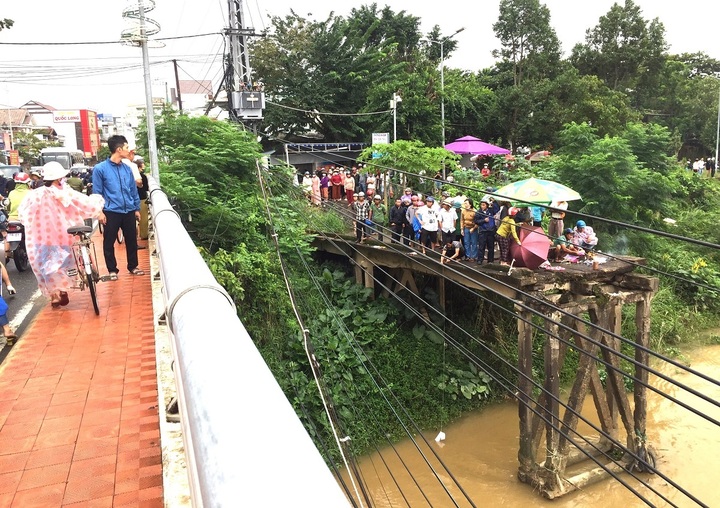 Rất nhiều người đang theo dõi công tác tìm kiếm nam sinh nhảy cầu Vĩnh Điện tự tử. (Ảnh: N.D)