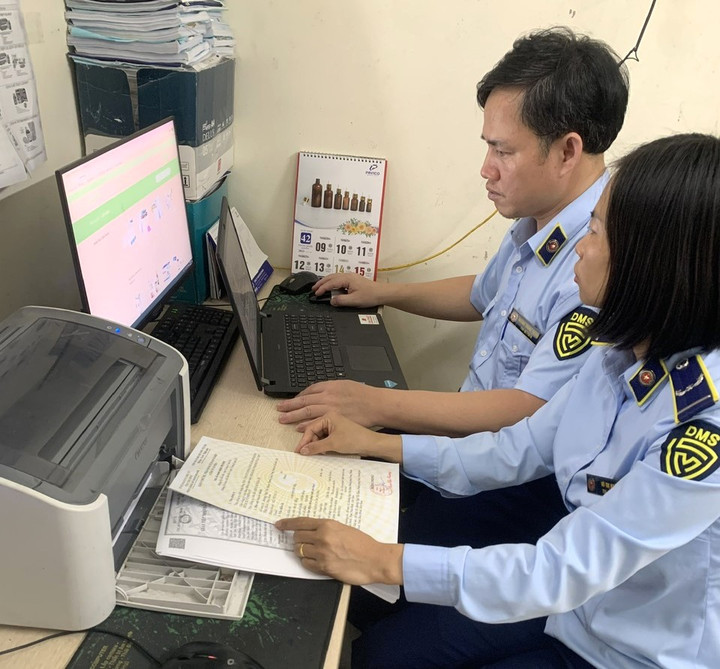 Đoàn kiểm tra đang tiến hành kiểm tra tại Công ty cổ phần dược phẩm MEDI KOREA