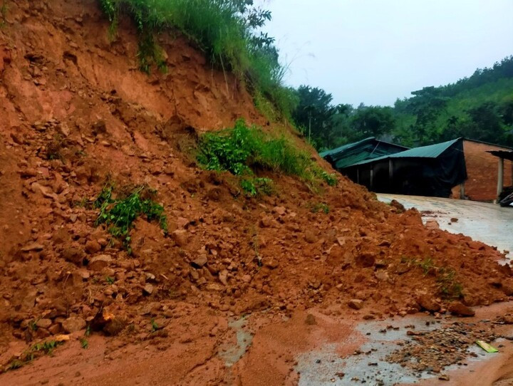 Nhiều tuyến giao thông bị chia cắt cục bộ do mưa lớn gây sạt lở. (Ảnh: Đ.N)