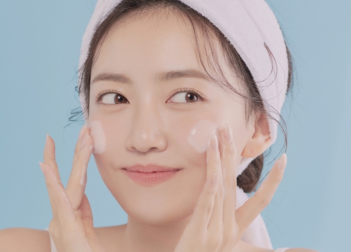 Rửa mặt hoặc tẩy tế bào chết quá thường xuyên cũng có thể khiến da bị nhiều dầu.