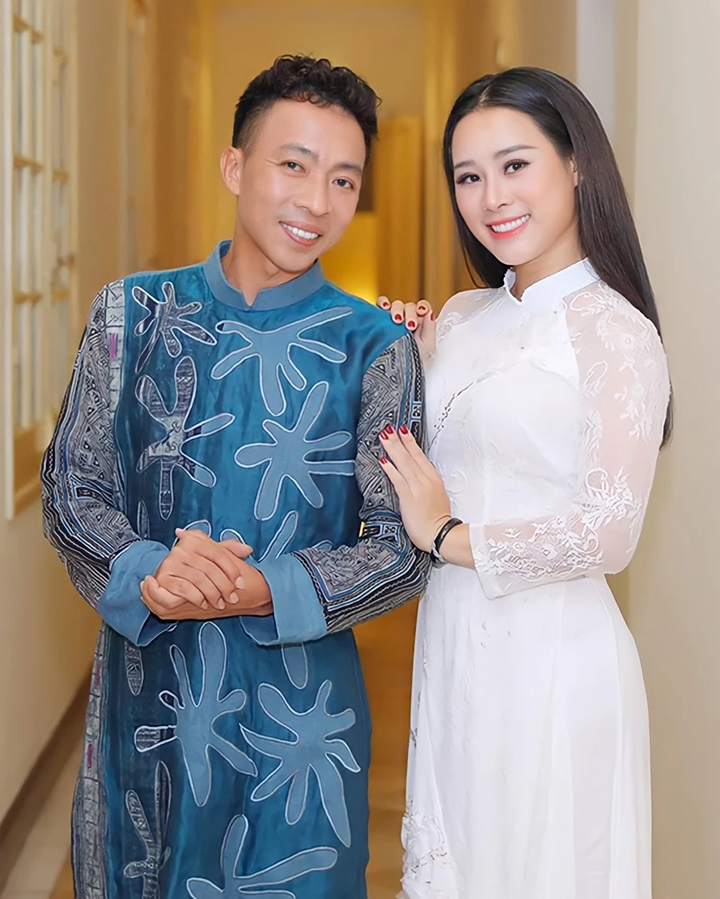 Việt Hoàn ly hôn vợ sau 14 năm chung sống.
