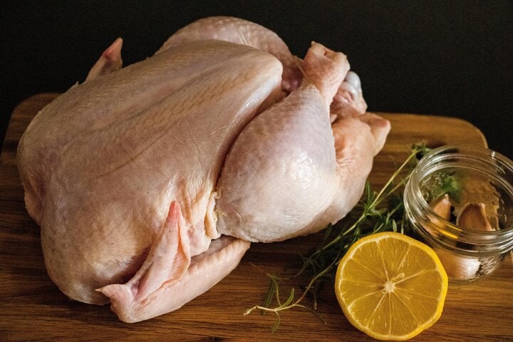Thịt gà nhằm vẹn toàn con cái tiếp tục bảo vệ vô ngăn tấp nập được 12 mon.  (Ảnh: Workpoint Today)