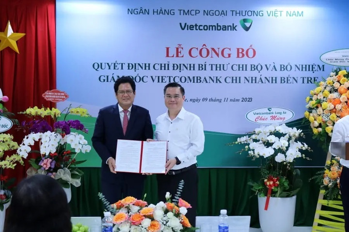 Ông Nguyễn Thanh Tùng - Phó Bí thư Đảng ủy, Tổng Giám đốc Vietcombank trao quyết định cho ông Lê Văn Ron - tân Bí thư Chi bộ, Giám đốc Vietcombank Bến Tre.