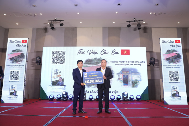 Tác giả Hoàng Hữu Thắng trao tặng 400 triệu đồng cho Quỹ Bảo trợ trẻ em Việt Nam.