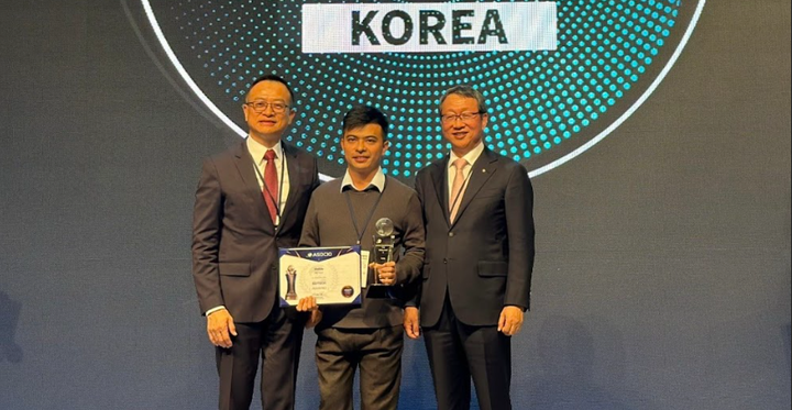 Ông Nguyễn Việt Cường – CTO VioEdu đại diện nhận Giải thưởng EdTech Award 2023.