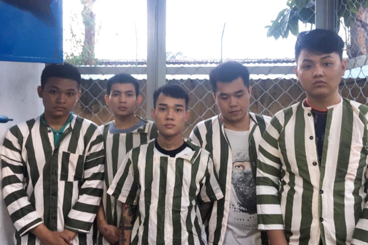 5 trong số 9 thanh niên bị khởi tố. (Ảnh Công an cung cấp)