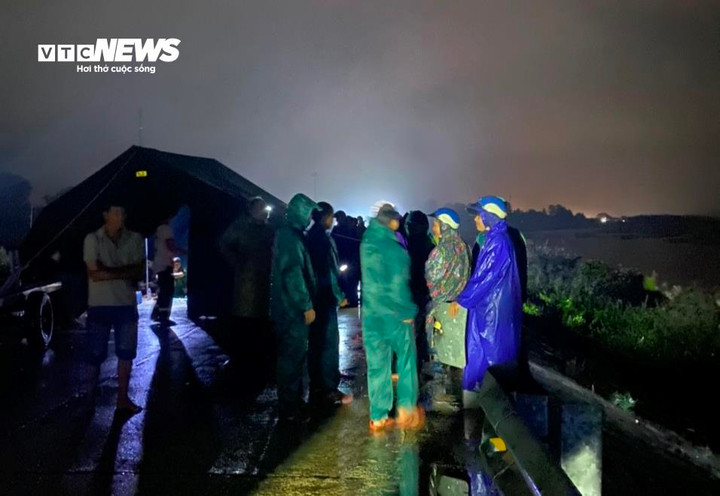 Nhiều phương án đã được lực lượng chức năng triển khai nhưng do thời tiết không thuận lợi, công tác tìm kiếm gặp khó khăn.