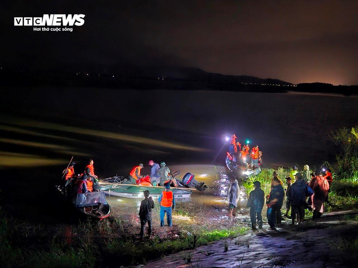 Hơn 150 cán bộ chiến sĩ và người dân dầm mưa xuyên đêm để tìm các em học sinh.