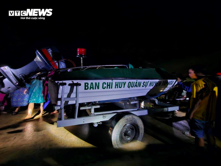 UBND huyện Tây Hòa đã huy động 5 chiếc ca nô để tìm kiếm.