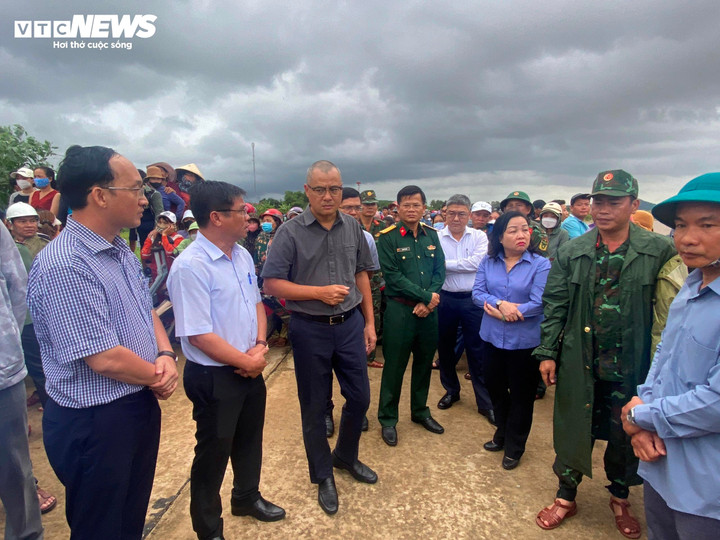 Bí thư Tỉnh ủy tỉnh Phú Yên đến hiện trường chỉ đạo tìm kiếm và thăm hỏi gia đình các nạn nhân.