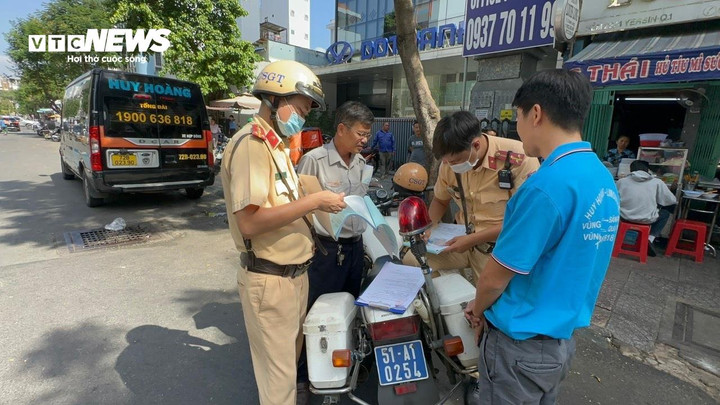 Lực lượng chức năng đang lập biên bản đối với tài xế xe khách vi phạm nồng độ cồn.