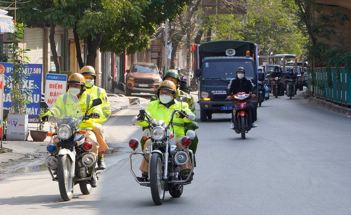 Các lực lượng chức năng ra quân đảm bảo trật tự ATGT.