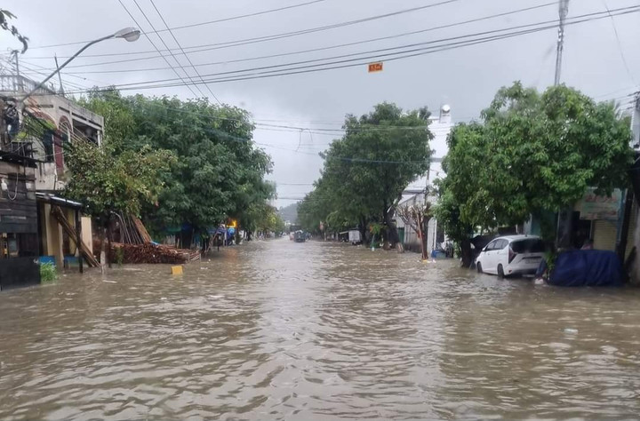 Đoạn đường ngã ba Đồng Lác, phường Ba Ngòi, TP Cam Ranh cũng ngập sâu, phương tiện không duy chuyển được.