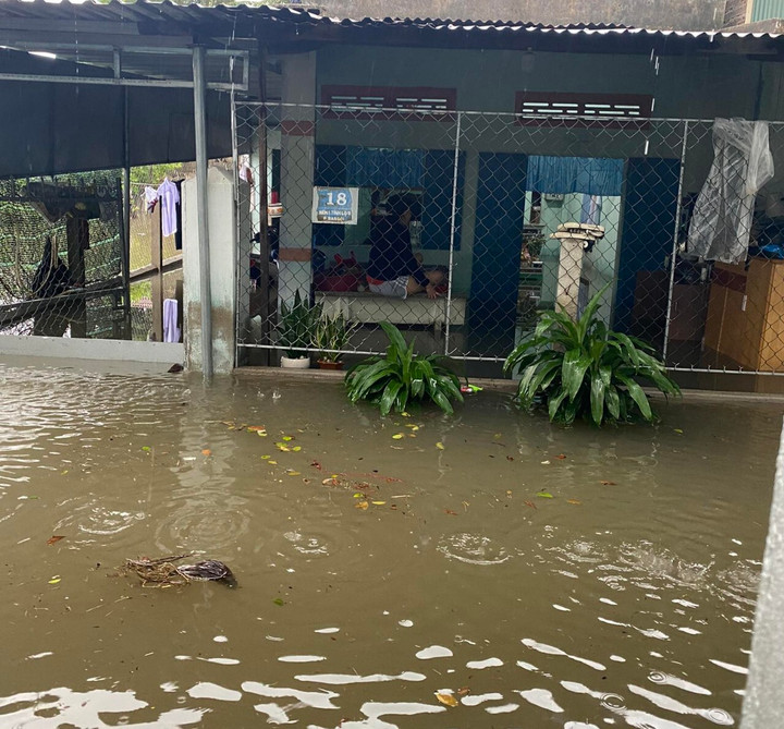 Một nhà dân ở phường Ba Ngòi bị ngập sâu, phải dời đồ đạc lên cao.