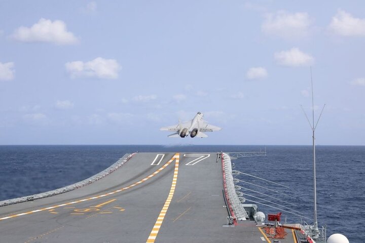 Máy bay chiến đấu J-15 cất cánh từ tàu sân bay Sơn Đông trong cuộc tập trận quanh Đài Loan tháng 4 năm 2023.