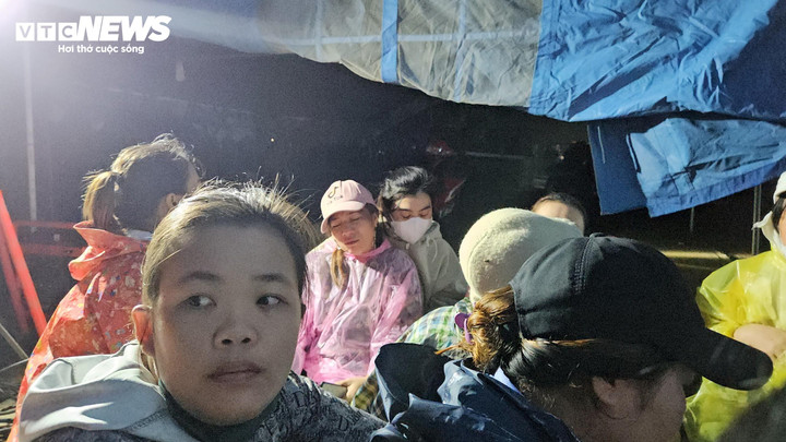 Người thân em Trần Thanh Tráng liên tục ngất lịm từ khi nghe tin dữ.