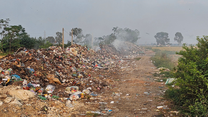 Rác thải bủa vây đời sống người dân ở Bắc Ninh (bãi rác sinh hoạt ở xã Phú Lâm, huyện Tiên Du, Bắc Ninh).