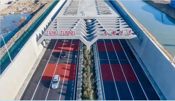 Đường hầm Thái Hồ nằm ở tỉnh Giang Đông (miền Đông Trung Quốc), thuộc tuyến đường cao tốc Thường Châu - Vô Tích dài 43,9km.