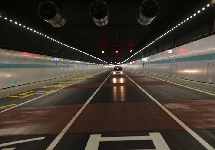 Dọc đường hầm Thái Hồ được trang bị hệ thống thông gió với tổng cộng 216 quạt phản lực đường kính 1.120mm và 22 quạt hướng trục đường kính 2.500mm.