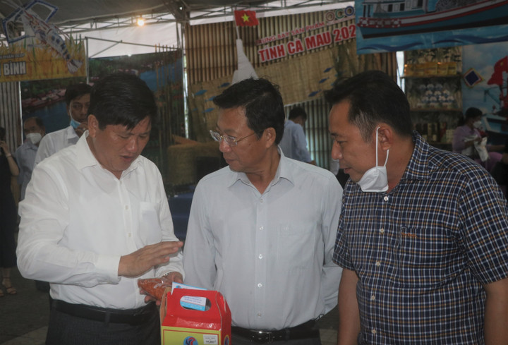 Phó Chủ tịch UBND tỉnh Cà Mau Lê Văn Sử (trái) lưu ý các chủ thể OCOP cần đăng ký bảo hộ nhãn hiệu, bảo hộ bao bì, kiểu dáng công nghiệp. (Ảnh: TTXVN)