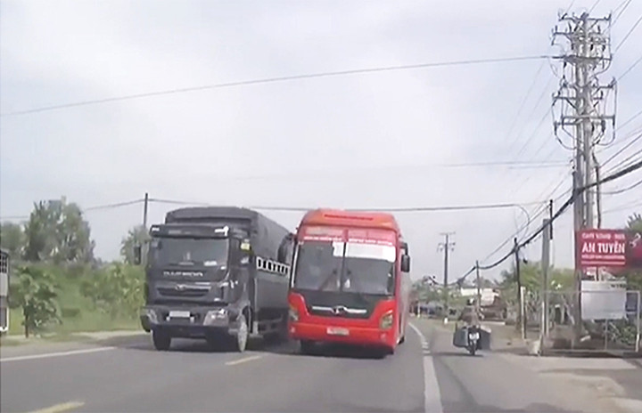 Cảnh lấn làn ngang ngược thế này không hiếm gặp trên đường. (Ảnh cắt từ clip)