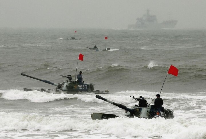 Xe tấn công đổ bộ của Trung Quốc trong cuộc tập trận đổ bộ, năm 2005.