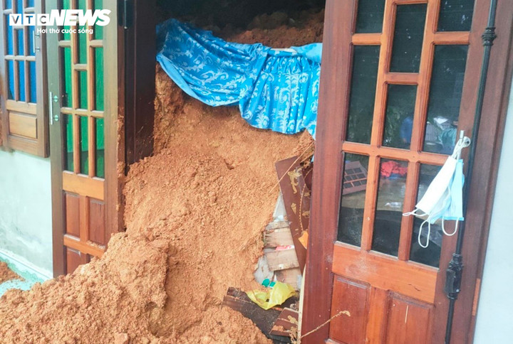 Lượng lớn đất đá tràn vào nhà vùi lấp vợ chồng ông Minh. (Ảnh: CACC)