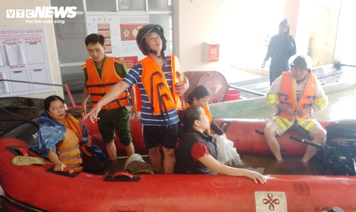 Công an ứng cứu những trường hợp bị lật thuyền do mưa lũ ở xã Quảng Thành (huyện Quảng Điền)