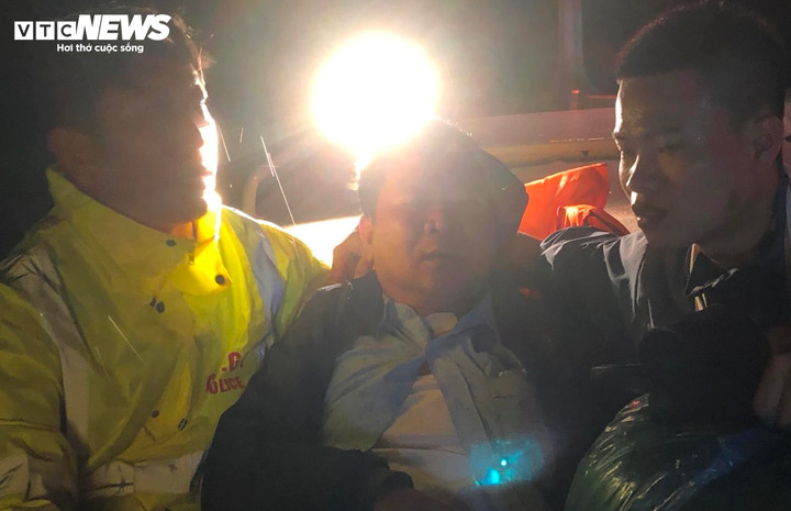 Lực lượng công an tiếp cận thành công người bị nạn đưa lên ca nô đến bệnh viện cấp cứu kịp thời.