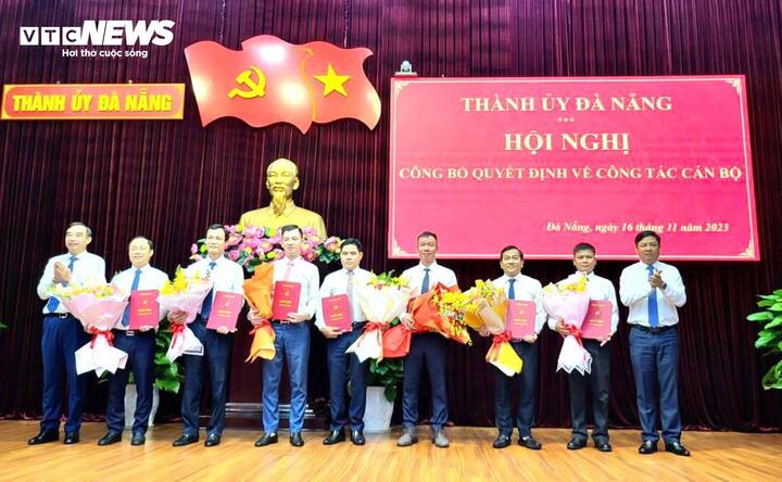 Lãnh đạo Đà Nẵng trao quyết định, tặng hoa cán bộ được điều động, bổ nhiệm.