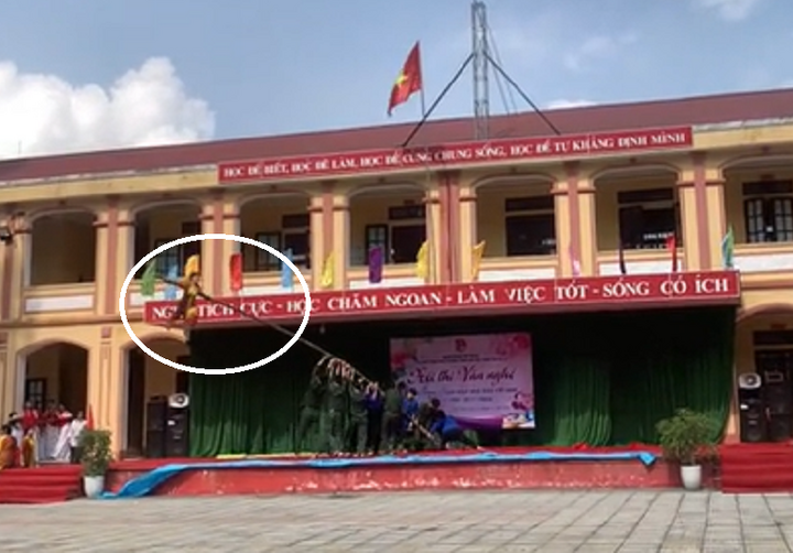 Tiết mục được trình thao diễn bên trên Sảnh khấu Hội ganh đua văn nghệ. (Ảnh chụp mùng hình)