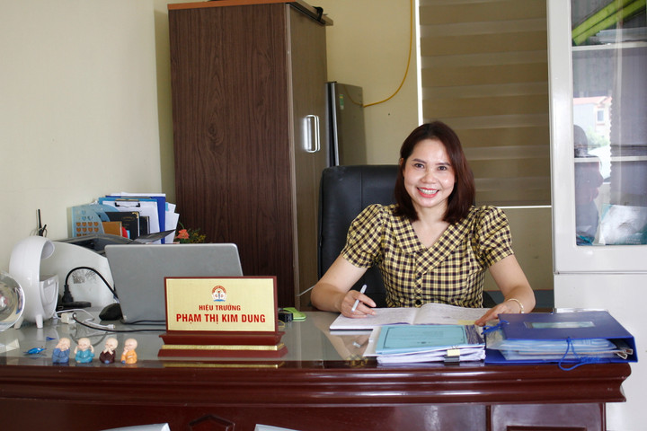 Cô Phạm Thị Kim Dung, Hiệu trưởng Trường mầm non Kim Đính, huyện Kim Thành, Hải Dương.