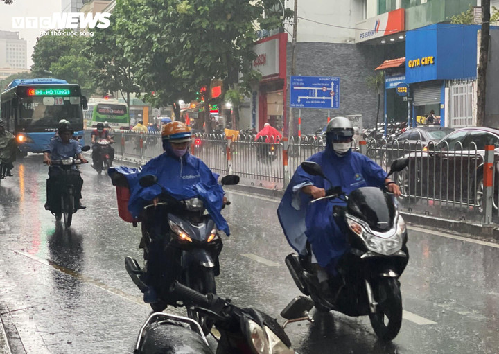 Thời tiết tại TP.HCM hôm nay 17/11, trời nắng, chiều có lúc có mưa rào và dông vài nơi. (Ảnh: Phan Nga)