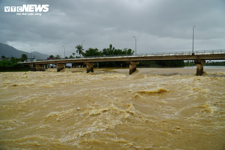 Nước sông Cái chảy xiết dưới chân cầu Vĩnh Phương (xã Vĩnh Thạnh). Lũ trên sông Cái Nha Trang dự báo lên trở lại và đạt đỉnh vào chiều tối 16/11.