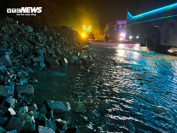 Đến 18h45 phút, tại khu vực sạt lở trên đèo Khánh Lê đã thông xe 1 làn.