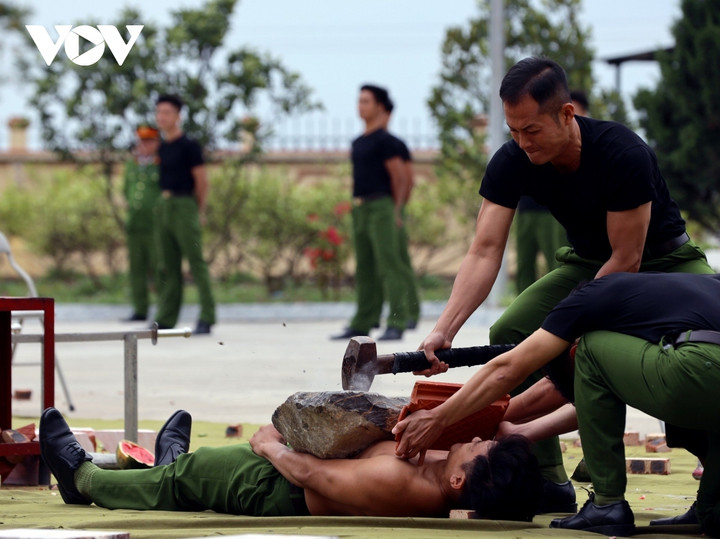 Đại biểu APCCA 41 xem Cảnh sát Việt Nam trình diễn võ thuật, khí công - 9