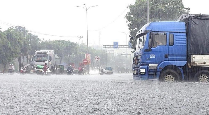 Cuộc sống người dân ở miền Trung nhiều ngày qua bị đảo lộn do mưa lớn, ngập lụt diễn ra ở nhiều nơi. (Ảnh minh hoạ: Châu Thư)