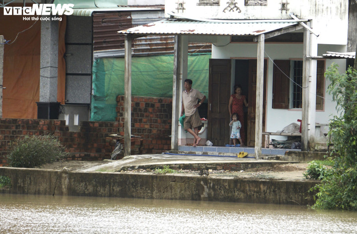 Gần 100 hộ dân tại xã Phước Quang và xã Phước Hòa, (Tuy Phước, Bình Định) đang bị cô lập do lũ dân cao.