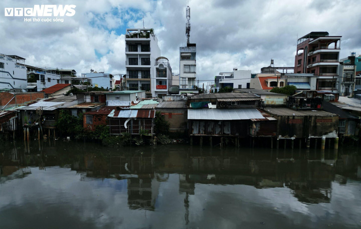 Những mái tôn cũ nát dọc kênh rạch quận 8 TP.HCM.