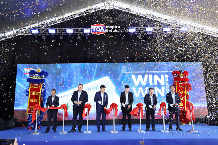 Lãnh đạo Sơn TOA Việt Nam cắt băng khánh thành.