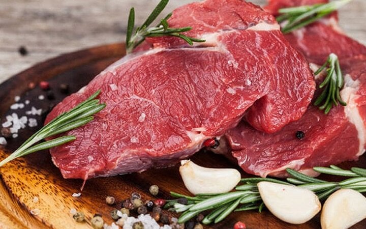 Thịt bò là món đầu tiên cần phải kiêng sau khi khử thâm môi.