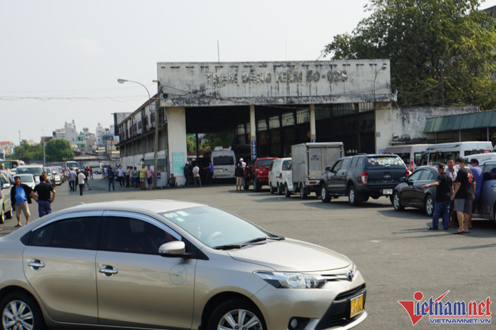 Ùn tắc trước trung tâm đăng kiểm trên địa bàn TP.HCM hồi đầu năm 2023. Ảnh: Tuấn Kiệt.